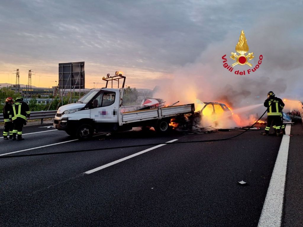 Tampona furgone in A1 e fugge mentre la sua auto va in fiamme. Caos traffico