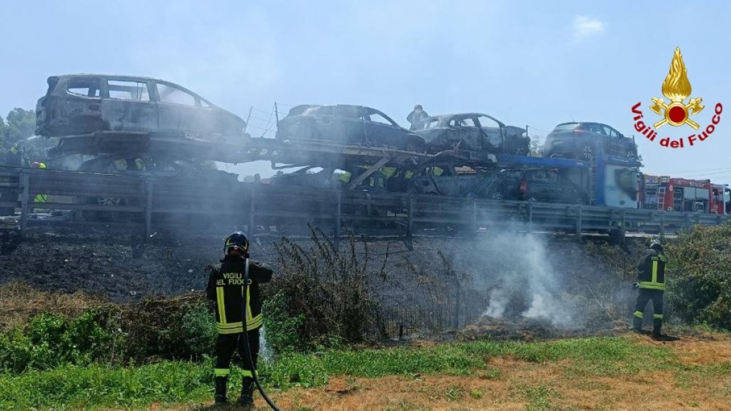 Bisarca a fuoco in A11: veicoli distrutti e strada chiusa