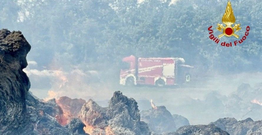 Vasto incendio di rotoballe di fieno ad Arbia, vigili del fuoco al lavoro