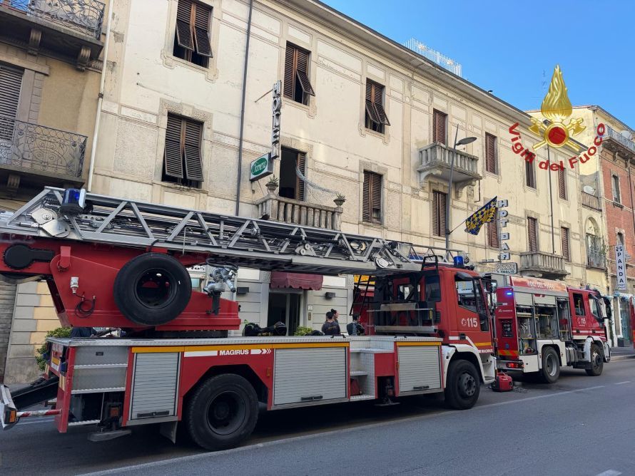 Incendio in un hotel ad Arezzo, otto persone intossicate: sette salvate dai Vigili del Fuoco tra fumo e fiamme