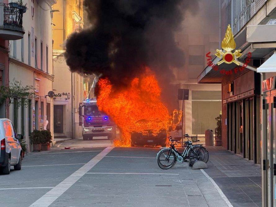 Arezzo, inferno di fuoco in via dell&rsquo;Anfiteatro: ambulanza distrutta dalle fiamme (VIDEO)