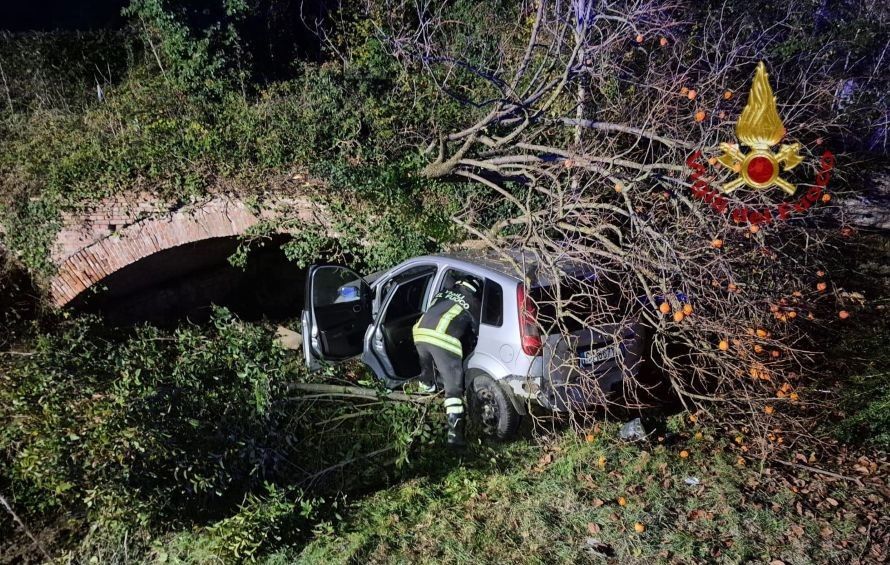 Arezzo, notte di interventi: incidente con quattro giovani e incendio auto a Lucignano