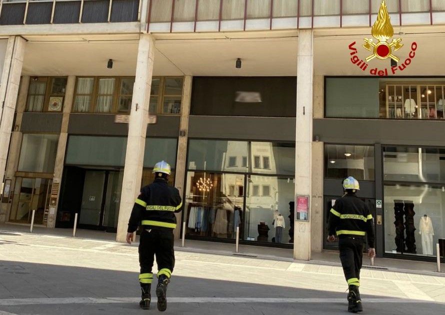 Arezzo, allarme in piazza San Jacopo: colonna inclinata e palazzina evacuata d'urgenza
