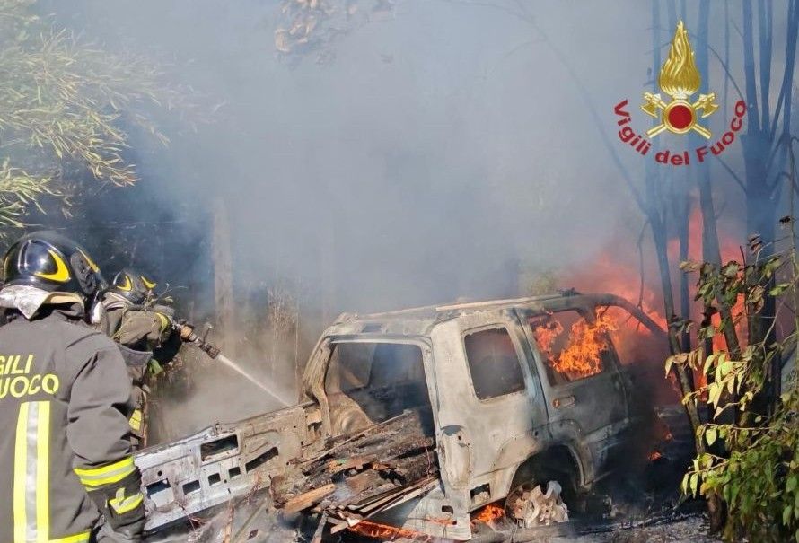 Tragedia alle porte di Arezzo: scontro mortale a Policiano, auto e annesso in fiamme