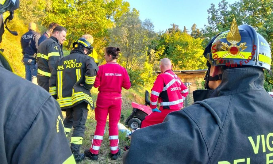 Tragedia a Castelsecco: si ribalta con il trattorino, muore un uomo durante i lavori in giardino