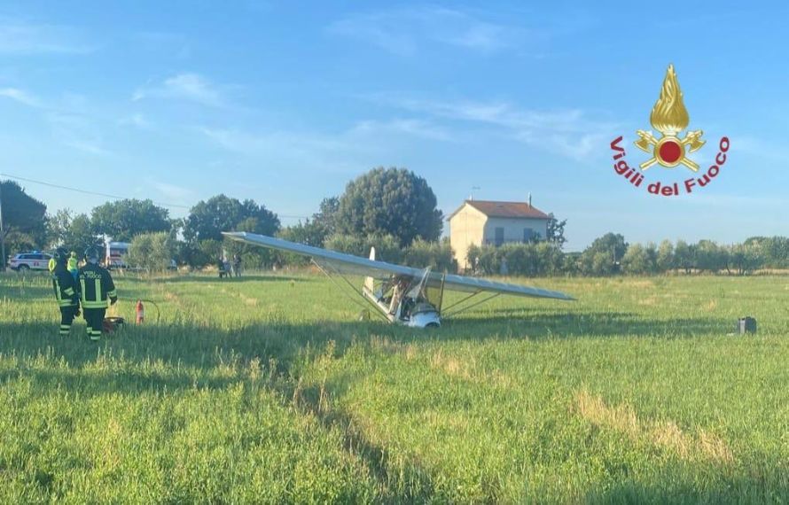 Tragedia al Serristori di Castiglion Fiorentino: ultraleggero precipita nel decollo anticipato per il vento, morto pilota