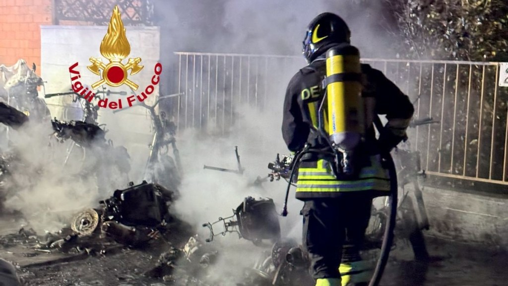 Incendio a Campo di Marte: 7 moto e 3 auto danneggiate