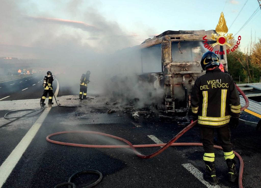 Giornata di incendi in A1: in fiamme autobus e auto