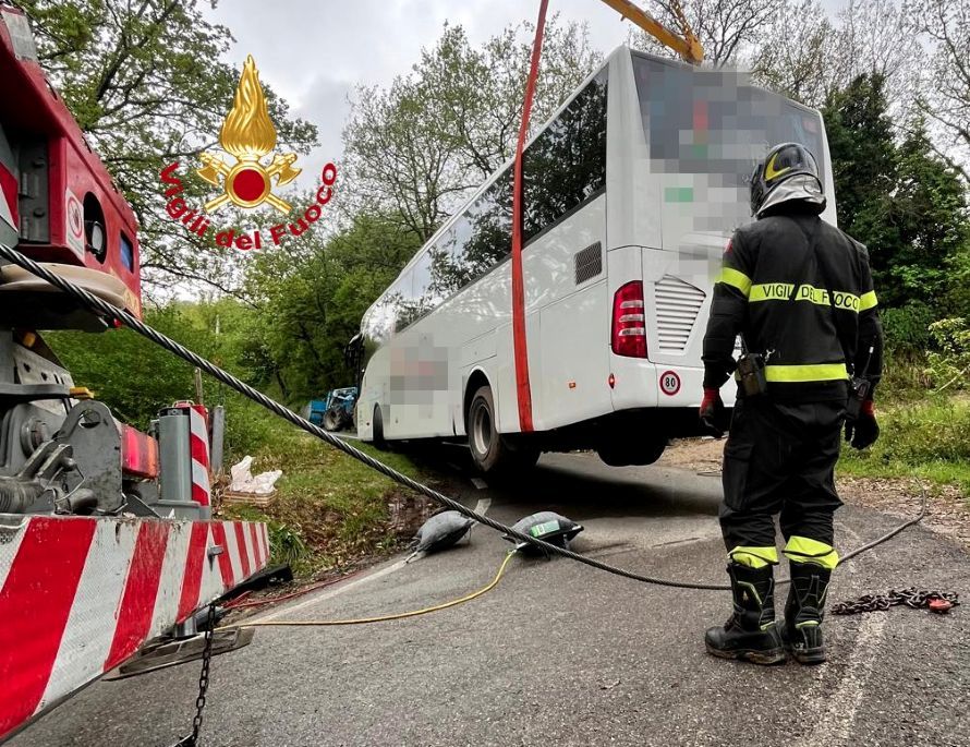Paura sulla strada per Barbiana: bus con studenti in bilico su una scarpata