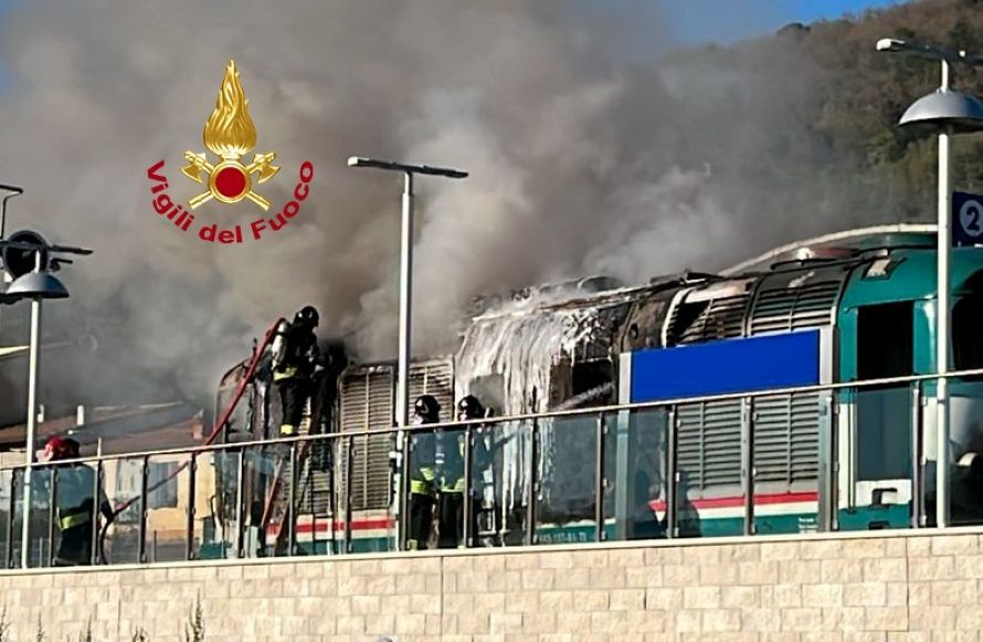 Fiamme in stazione a Dicomano: brucia un locomotore, evacuati i passeggeri