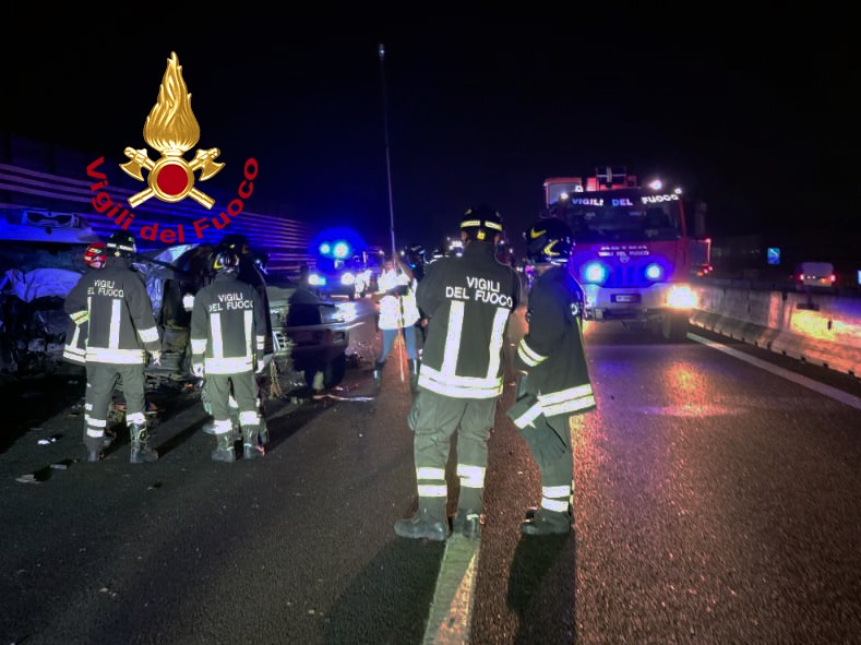Tragico schianto in A1 a Scandicci, un morto e 4 feriti