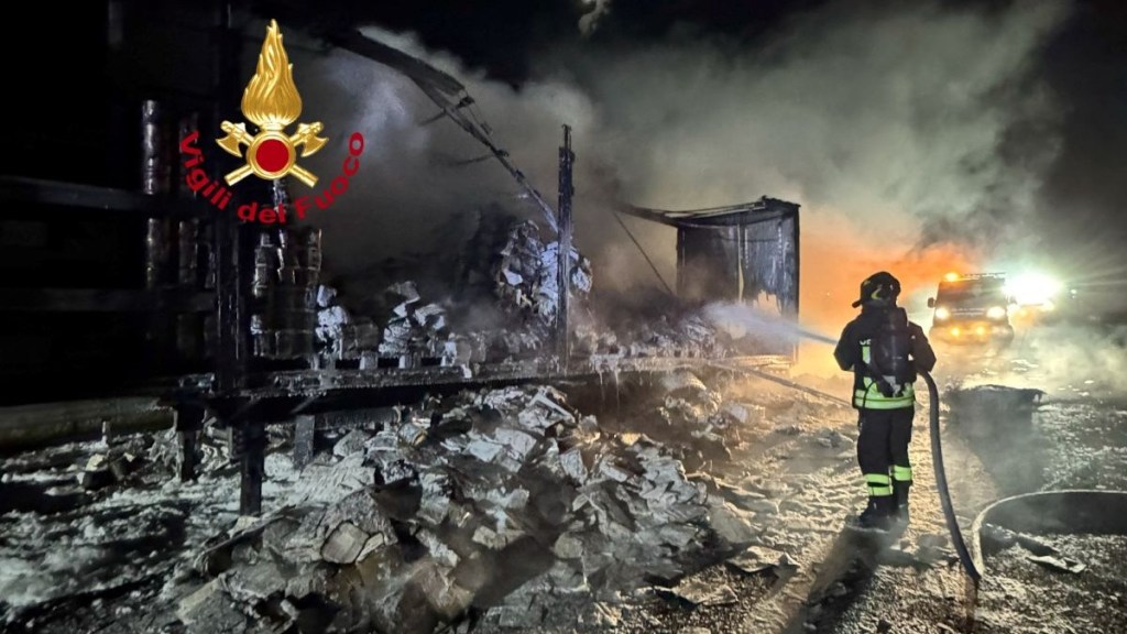 Disagi in A1 in direzione Bologna per l'incendio di un tir
