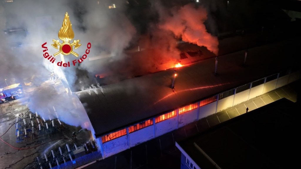 Fiamme a Campi in una fabbrica di trattamento tessuti