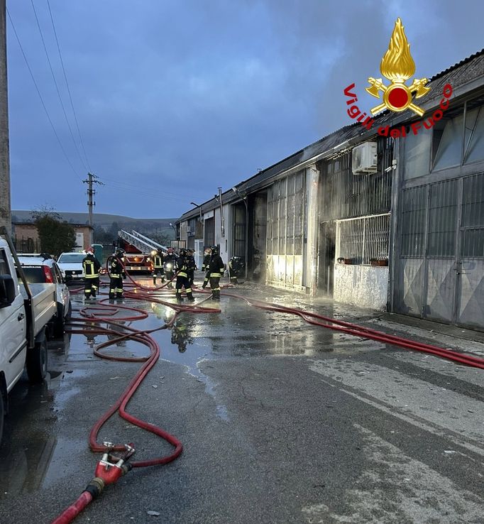 Incendio in un capannone a Monteroni, crolla il tetto
