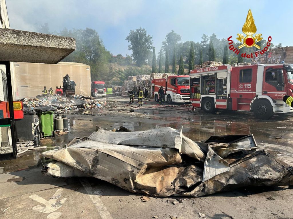 A fuoco capannone per lo smaltimento carta a Terranuova