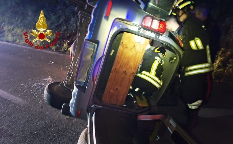 Paura nella notte sulla Cassia: auto a gpl si ribalta, conducente estratto dalle lamiere