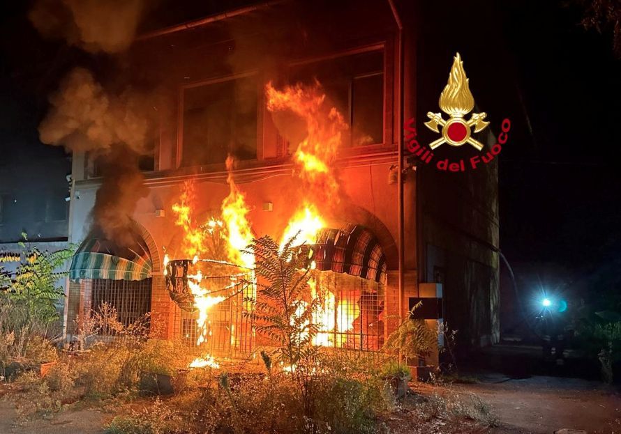 Paura nella notte a Certaldo: incendio devasta auto all'interno di un'officina