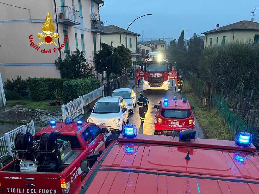 Paura all&rsquo;alba a Castelfiorentino: crolla il tetto di una palazzina, 5 famiglie fuori casa