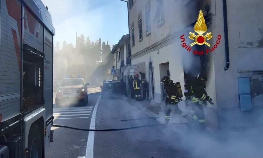Paura a Castelfiorentino: fiamme in un garage