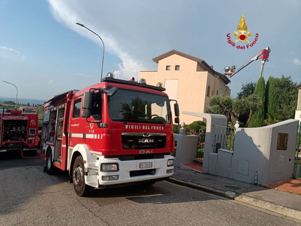 A fuoco tetto ventilato a Montaione, 6 famiglie fuori casa