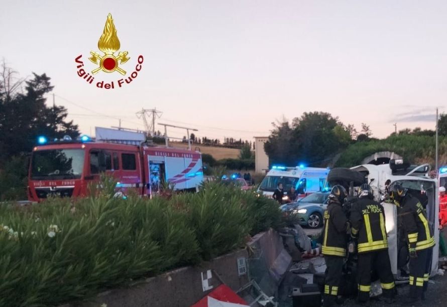 Violento schianto all'alba sulla A12: furgone fuori strada a Collesalvetti, sei feriti. Autista estratto dalle lamiere