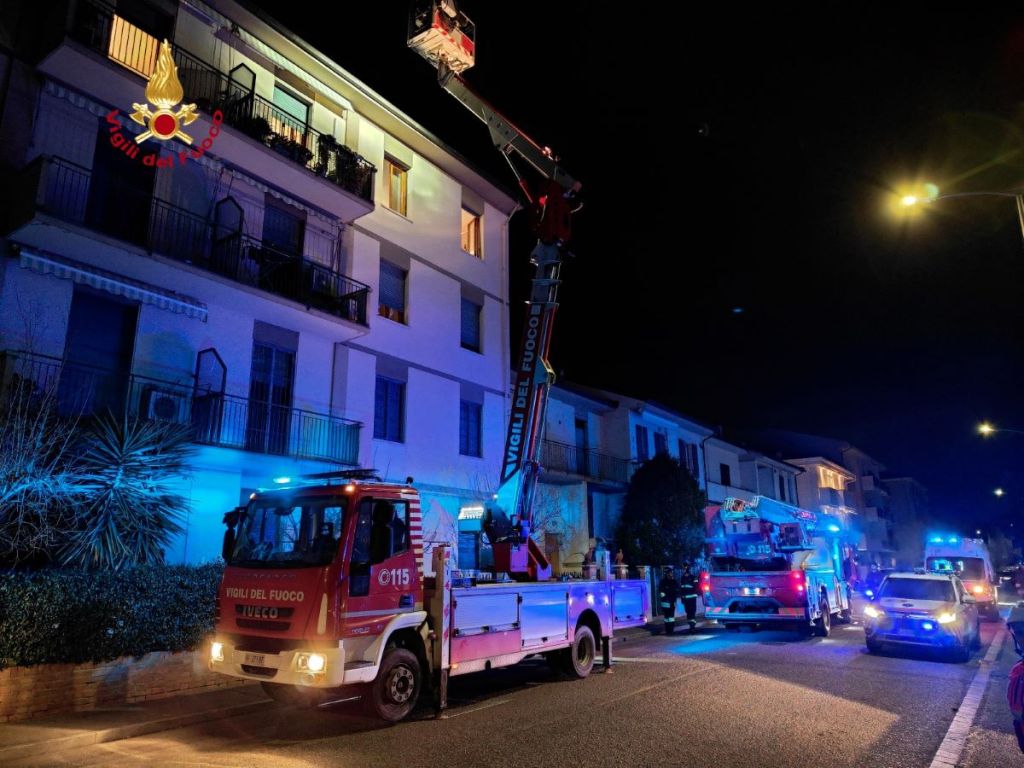 Incendio a Empoli: 2 all'ospedale, condominio evacuato. 25 fuori casa