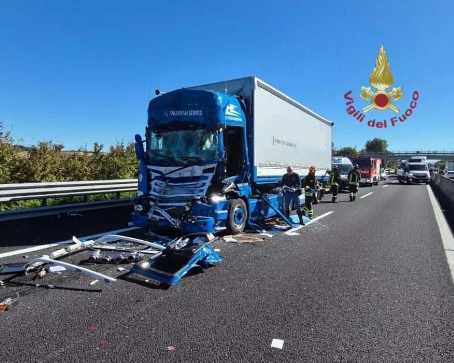 Tamponamento tra due Tir in A1, autostrada chiusa tra Valdichiana e Monte San Savino