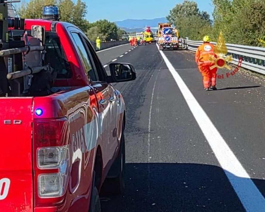 Paura sul raccordo Siena-Firenze: van resta incastrato sotto un mezzo pesante a Gnl