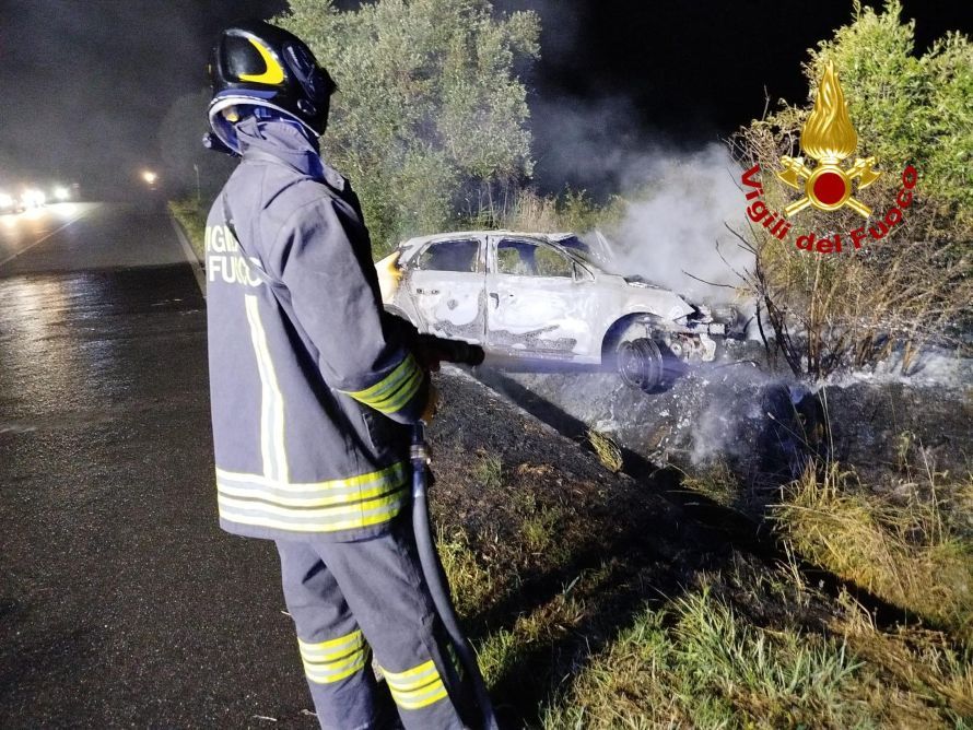 Paura nella notte a Grosseto: auto esce di strada e prende fuoco sulla Castiglionese