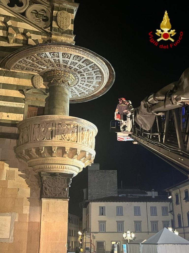 Si stacca una formella dal Pulpito di Donatello, paura in piazza Duomo a Prato