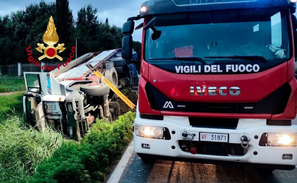 Mezzo pesante si ribalta a Fucecchio, autista estratto dai vigili del fuoco