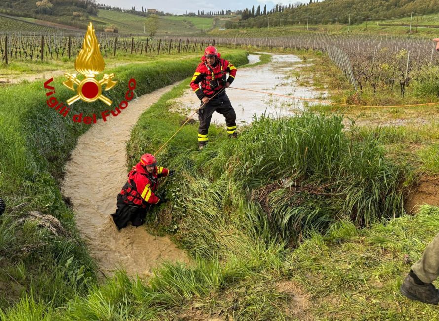 Dramma a Vinci: cade nel canale con il motorino, ricerche frenetiche dei vigili del fuoco
