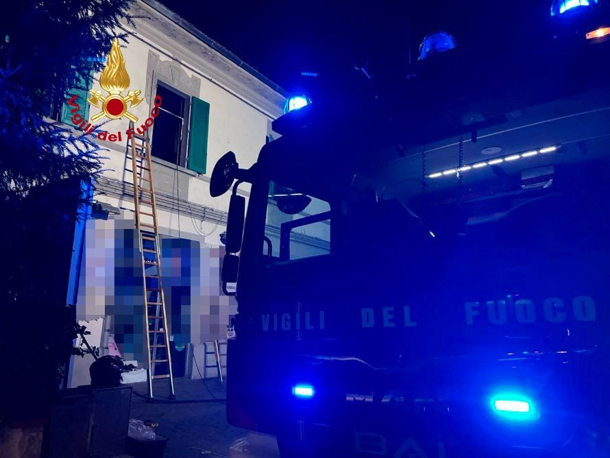 Fiamme in camera da letto, famiglia evacuata a Empoli