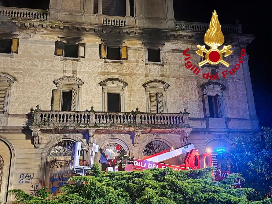 Incendio nella notte a Empoli: fiamme in un edificio abbandonato, intervento dei vigili del fuoco fino all&rsquo;alba