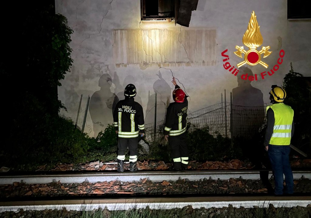 Paura a Empoli, esplode casa cantoniera. Interrotta la linea ferroviaria