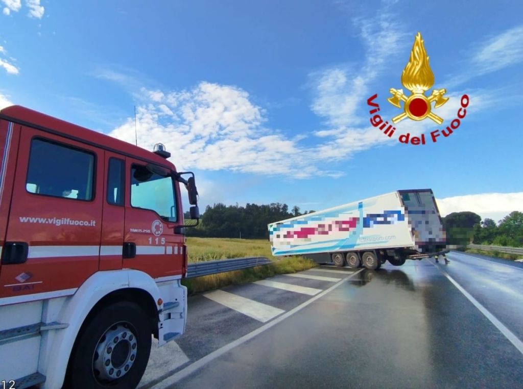 Camion si schianta contro il guard rail sulla sr429, pericolo per la perdita di gas
