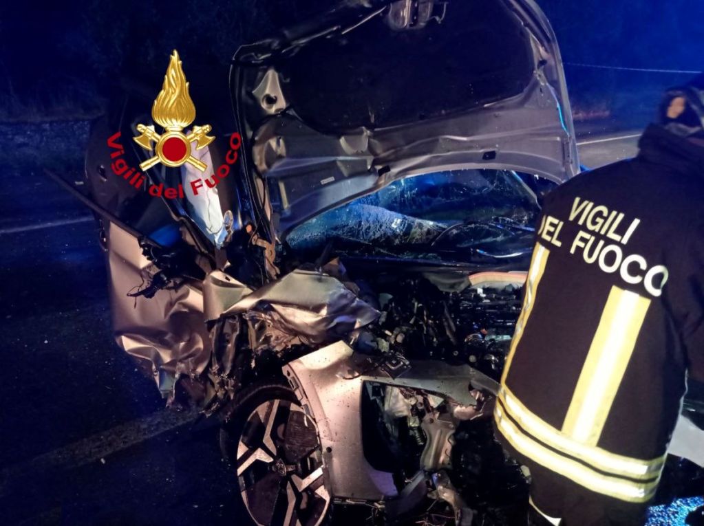 Scontro tra due auto a Empoli, una va a fuoco: tre ragazzi feriti