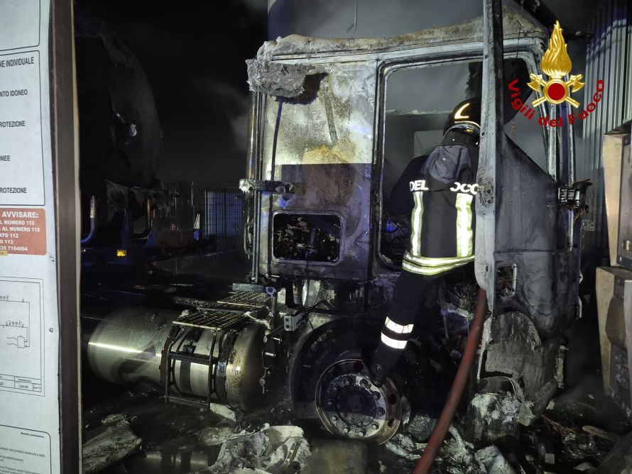Paura sulla Fi-Pi-Li: camion in fiamme durante il rifornimento di Gnl