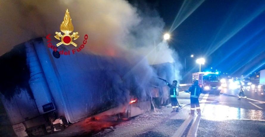 Camion in fiamme sulla A1 a Firenze, caos e disagi in direzione Nord