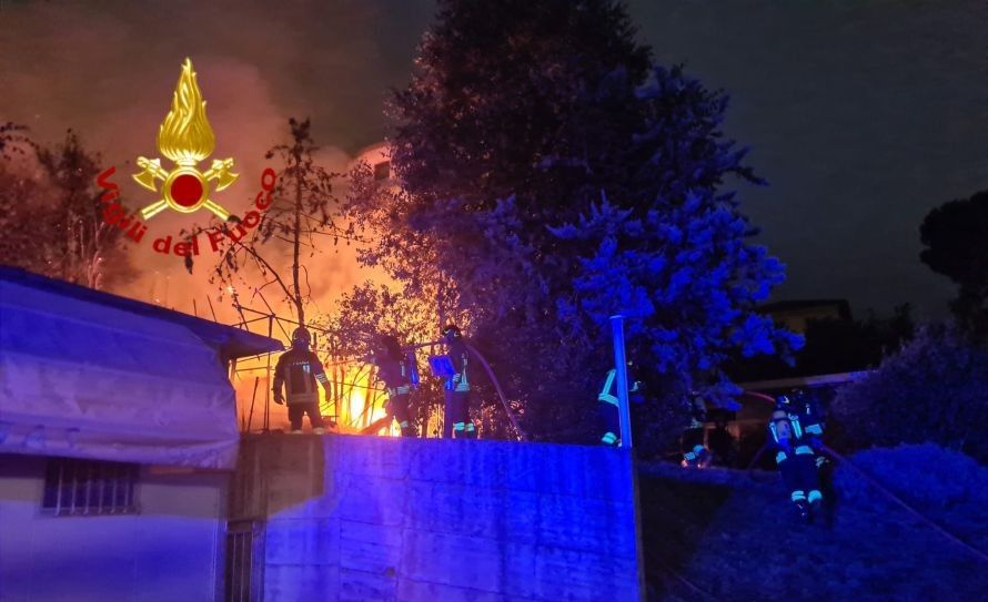 Incendio a Careggi, fiamme nei pressi della chiesa di San Giovanni