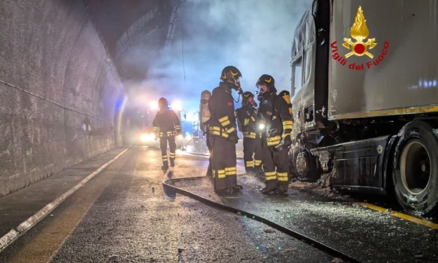 A1, galleria Santa Lucia: furgone in fiamme, traffico bloccato in direzione sud