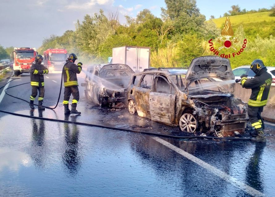 Fiamme sulla Fi-Pi-Li: due auto bruciano a Lastra a Signa, traffico paralizzato