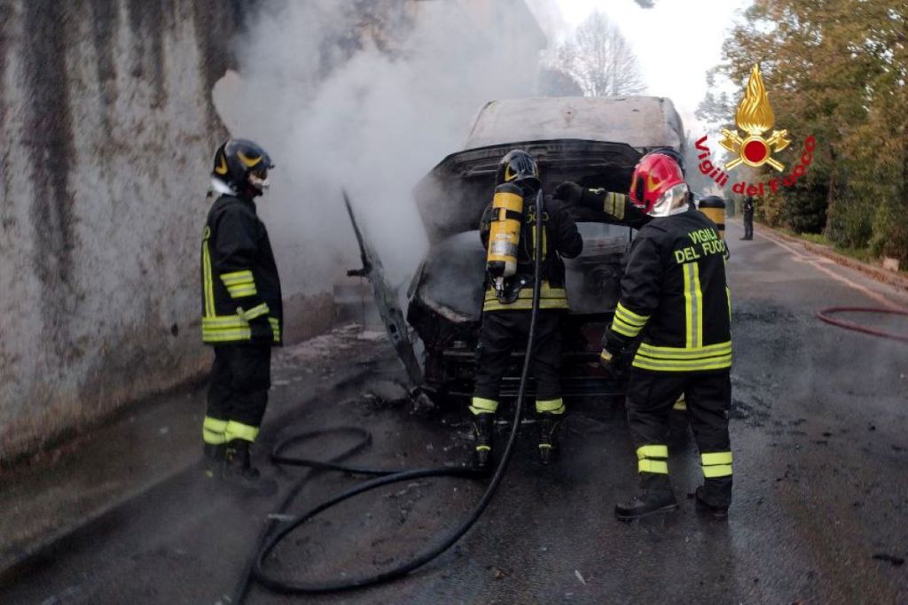 A fuoco a Bagno a Ripoli scuolabus con a bordo 10 bambini