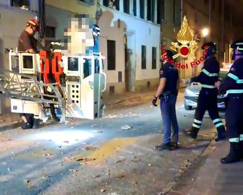 Sale sul tetto e lancia tegole per strada, attimi di paura in centro a Firenze