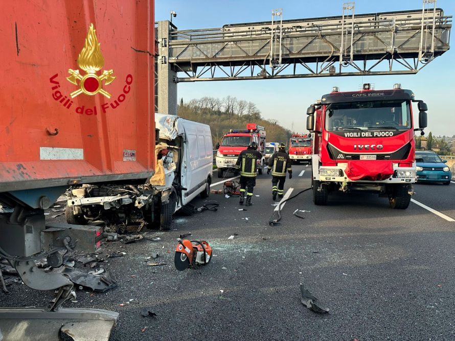 Incidente in A1 tra Impruneta e Firenze Sud: furgone contro mezzo pesante, conducente estratto dalle lamiere