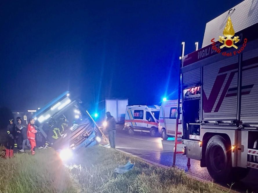 Paura all&rsquo;alba a Foiano: autobus di linea si ribalta dopo lo scontro, otto feriti sulla sp 27