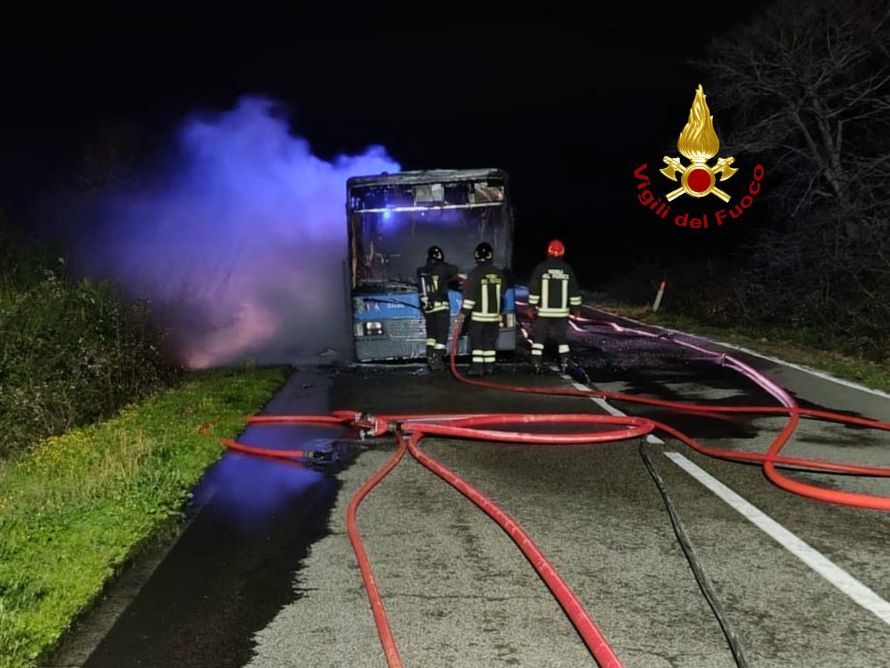 Paura all'alba a Scarlino: pullman avvolto dalle fiamme sulla sp delle Collacchie