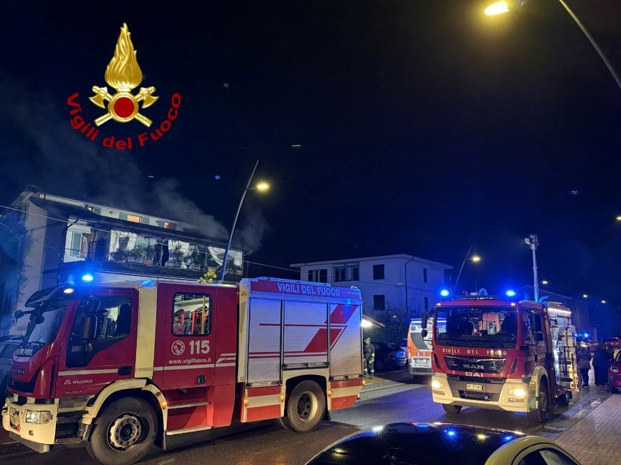 Paura nella notte a Fucecchio: fiamme in un appartamento, salvato un uomo