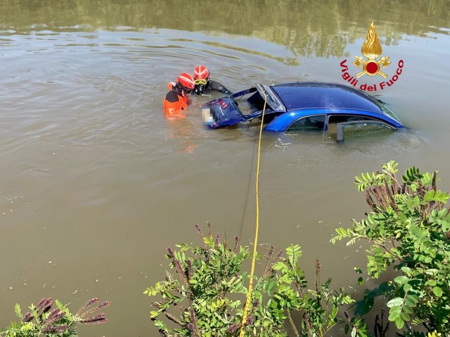 Auto vola nel canale a Fucecchio: scatta l'allarme, intervengono i sommozzatori