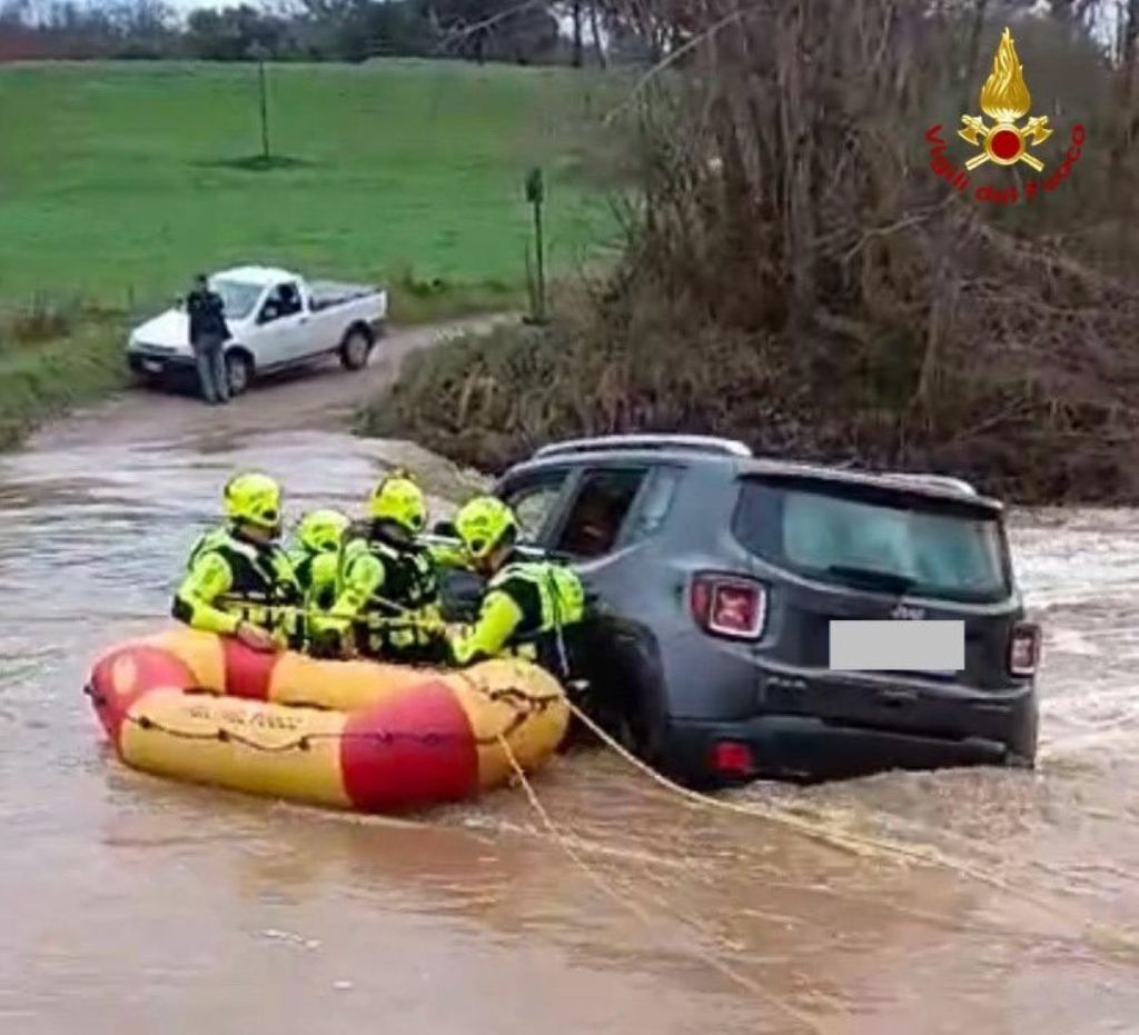 In due bloccati con l'auto nel torrente Gretano in piena